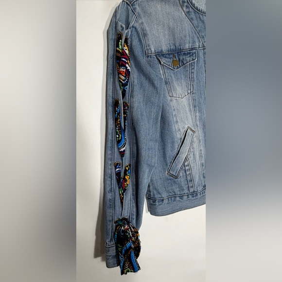 Easel NWOT Women’s Light Wash Denim Jacket, Long Sleeves, Size Small. Button Up - Picture 9 of 14